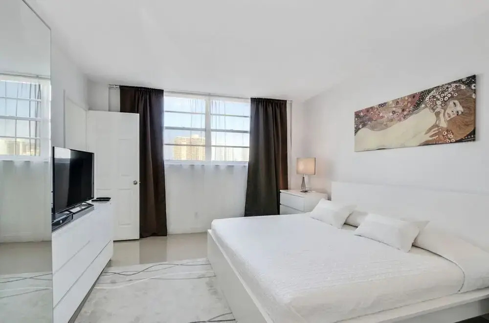 1 Bedroom +den Bay View Or620