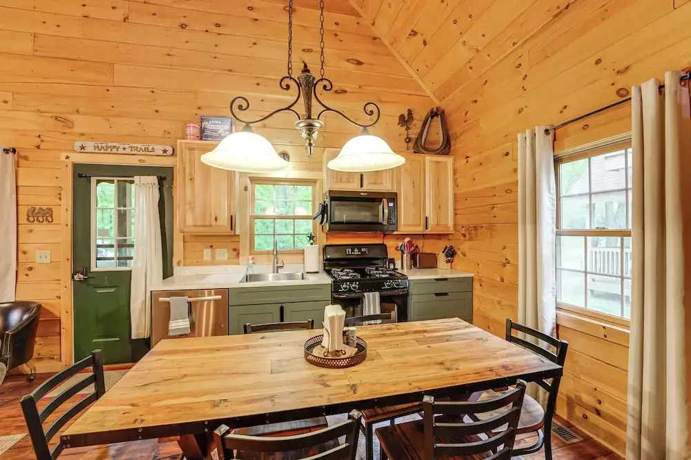 Fire Pit & Porch: Warm & Woodsy Rothbury Escape!