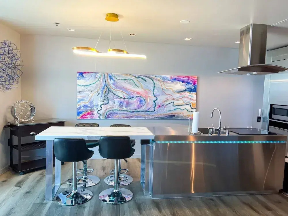 Full Strip Views - Open Balconies - Free Parking Jacuzzi Tub - High Floor