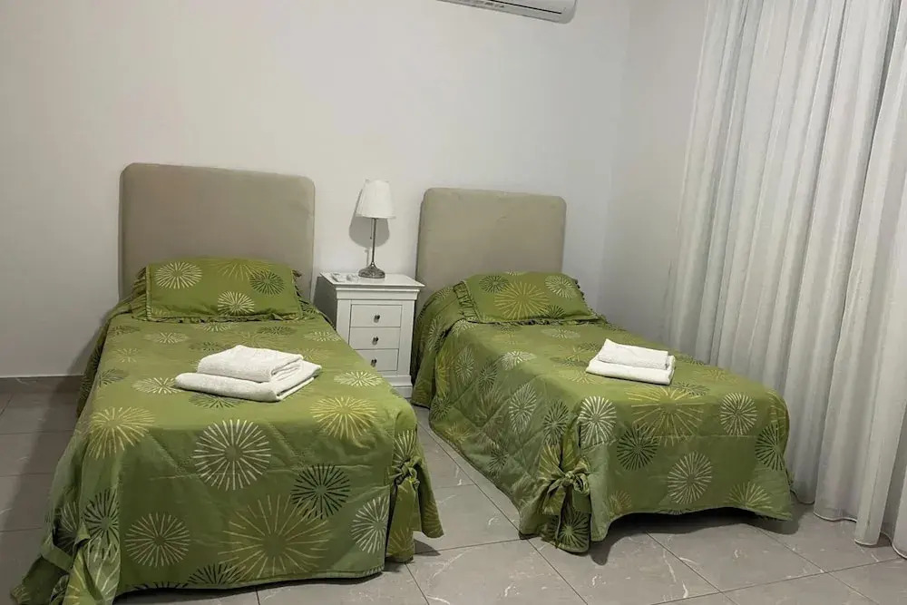 2 Bed Townhouse Sleeps 4 - Pool - Patio & Balcony