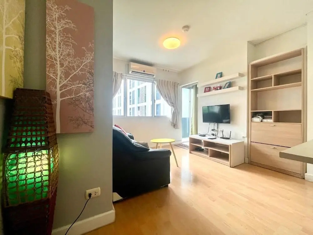 1BR Condo 5 Min to BTS 1000mbps Fiber Wi-fi Great Location