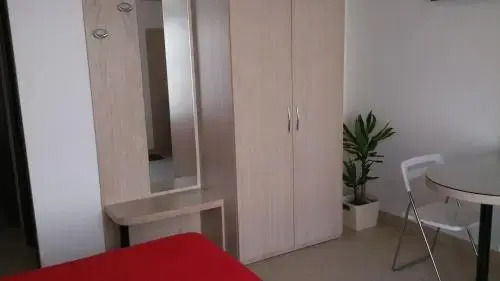 Sylvia Home Apt and Rooms with Kitchenette