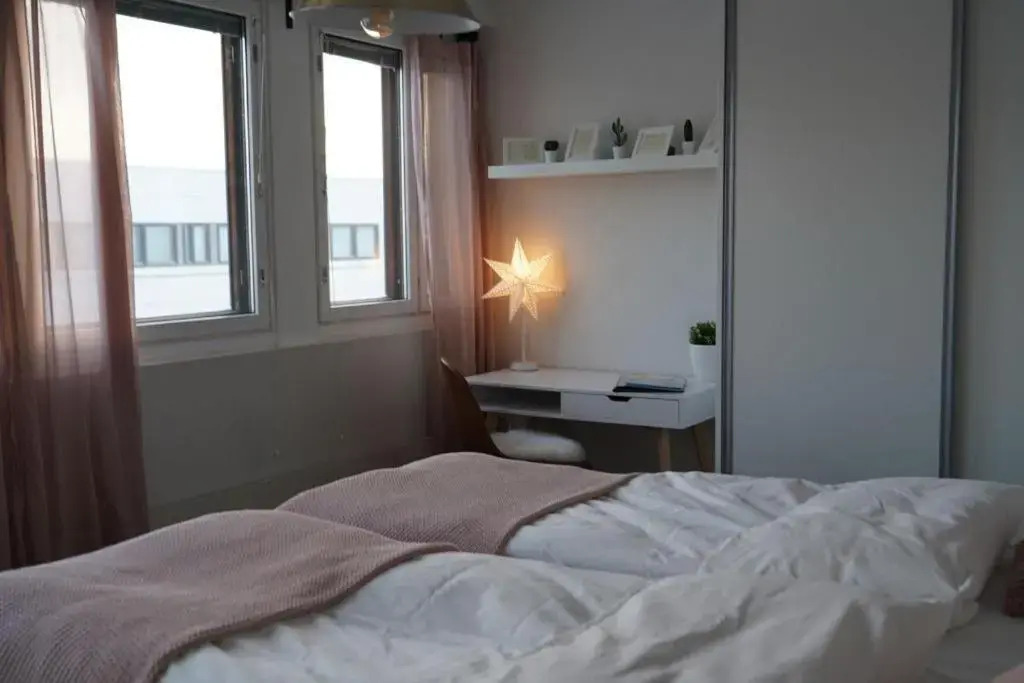 Cozy and Bright 2-Bedroom Apartment Washer and Dryer, King Size Bed