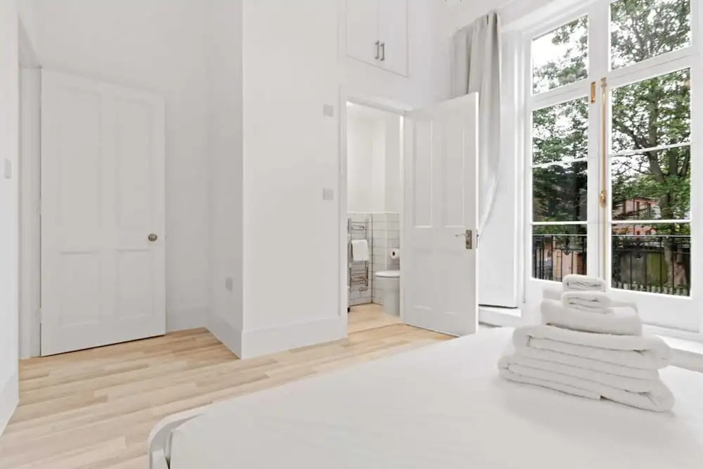 Refined, Light 1 Bed Apt w Balcony in Brixton