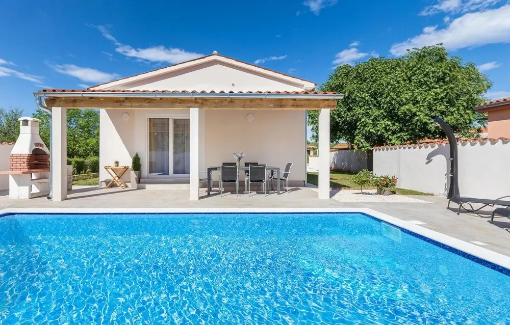 Lovely Home In Valbandon