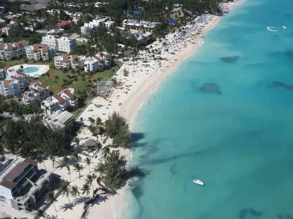 2 Minutes Walk to Beach Huge 3 bdrm Condo with Pool
