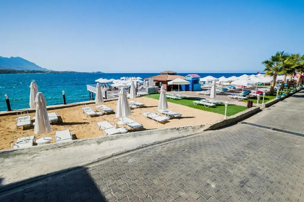 Comfortable One-Bedroom Apartment near the Sea and Casino Merit Park Sel 2-6