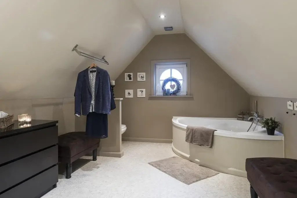 Casa-Cosi, tourist & business suites & flats with reserved parking and private terraces in shared garden with seasonal pool included, private sauna available