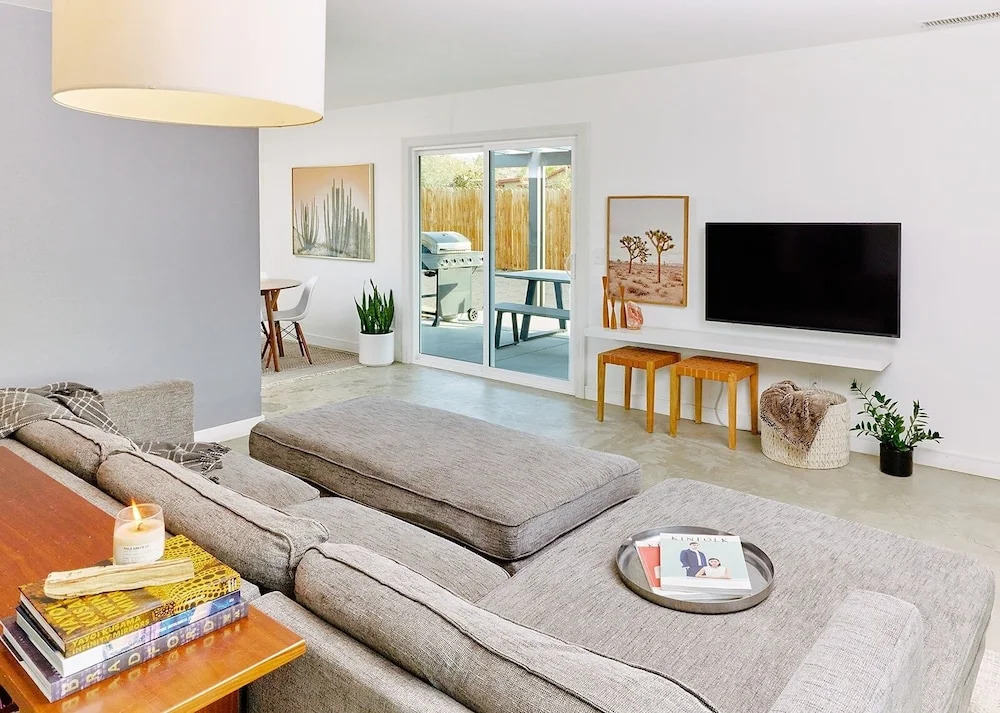 Live Centered with Hot Tub, Fire Pit In Joshua Tree home