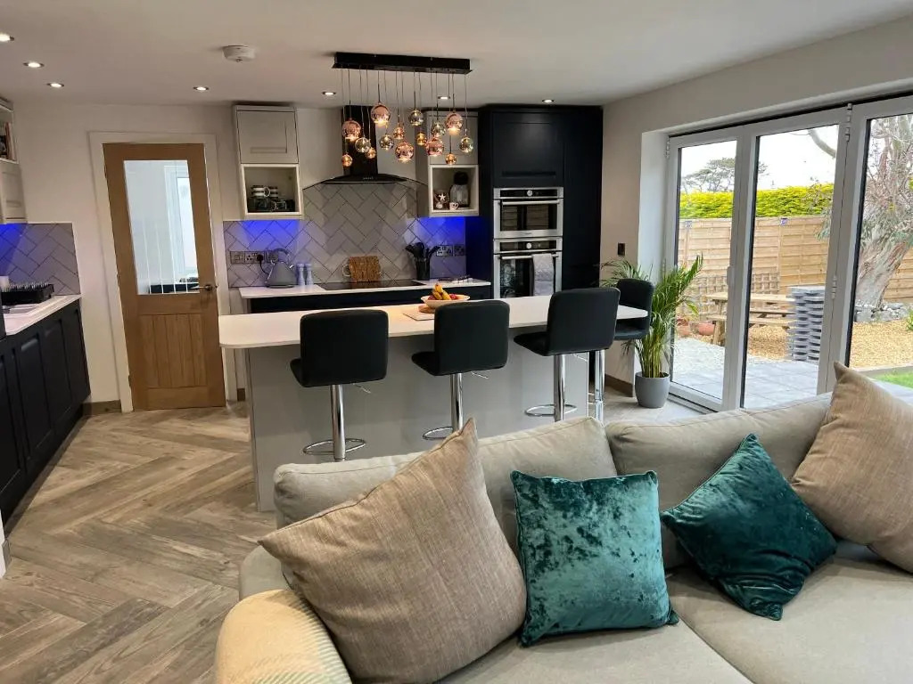 Stylish, Dog Friendly Coastal Bungalow With Garden