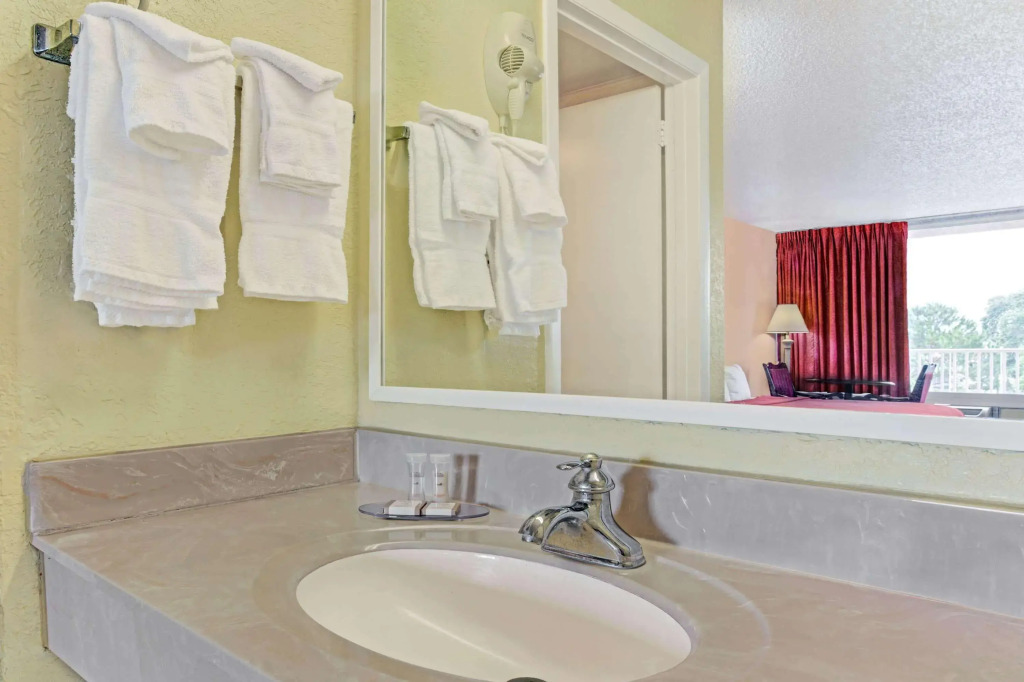 Howard Johnson by Wyndham Tropical Palms Kissimmee