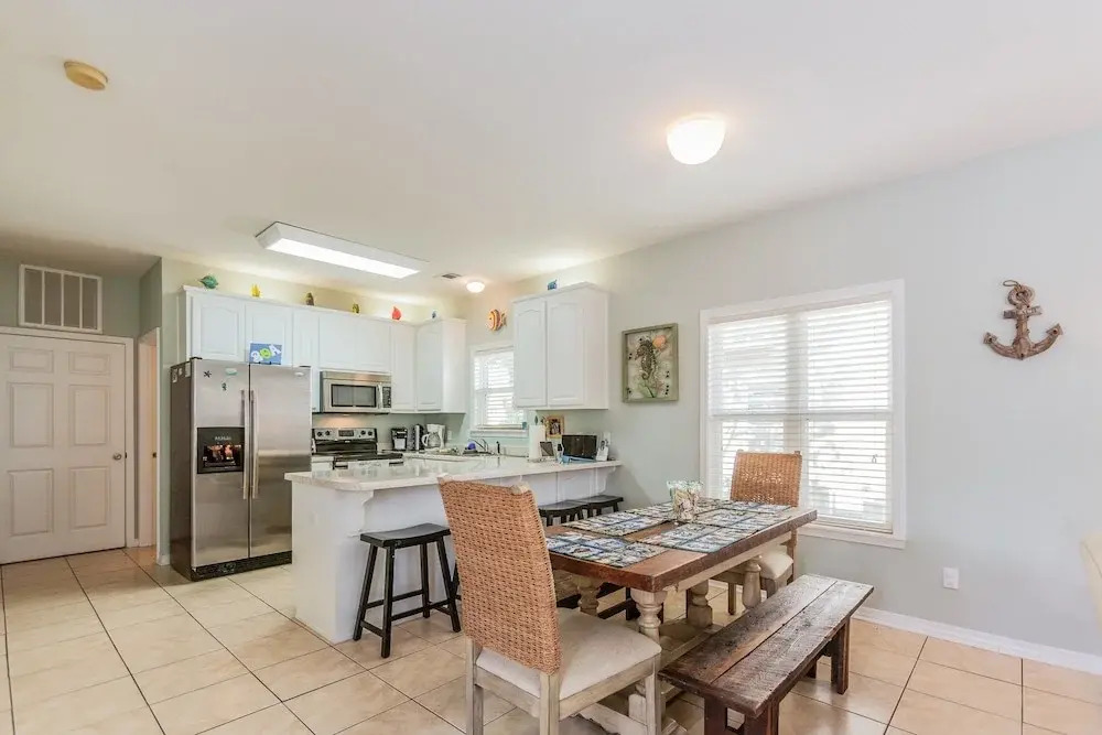 455 Hidden Lake Way House - 4 Br home by RedAwning