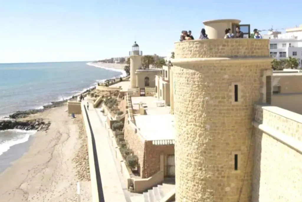 a 600 m de la playa y el castillo santa ana