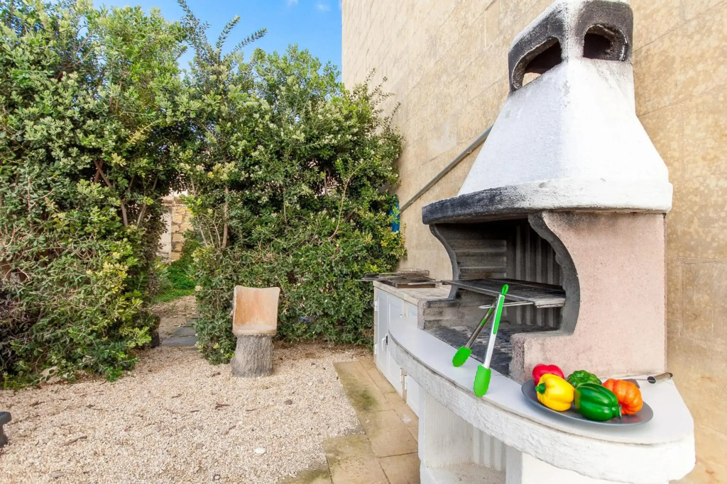 Twilight Gozitan Farmhouse With Pool - Happy Rentals