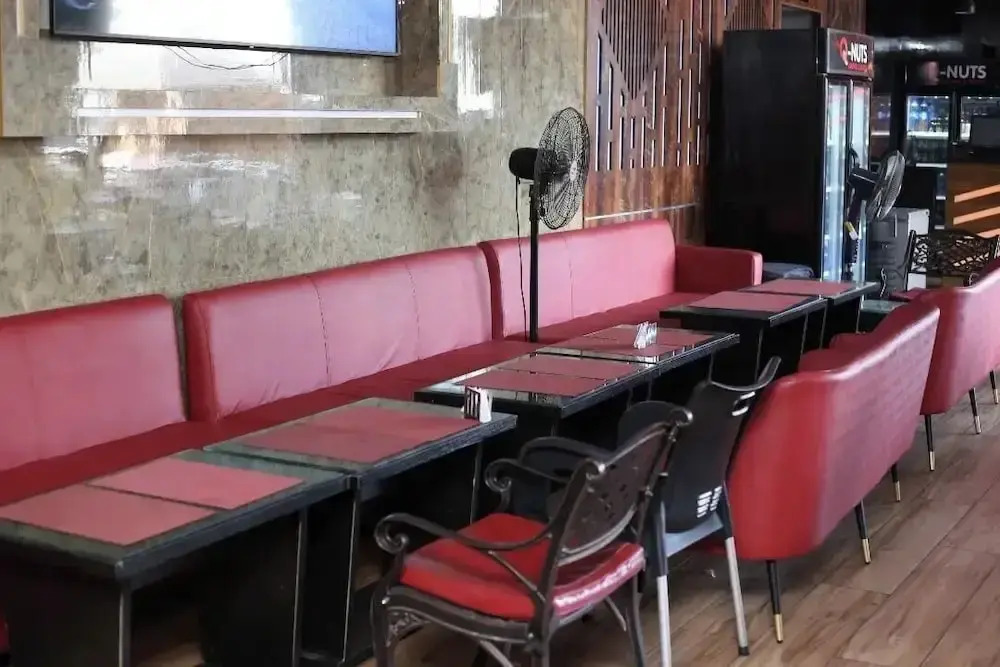 Q Nuts Lounge And Suites