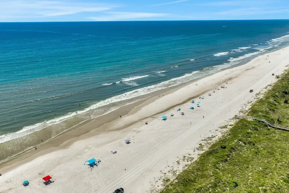 Spacious Condo With 2 Private Balconies, Beach Access and Pool