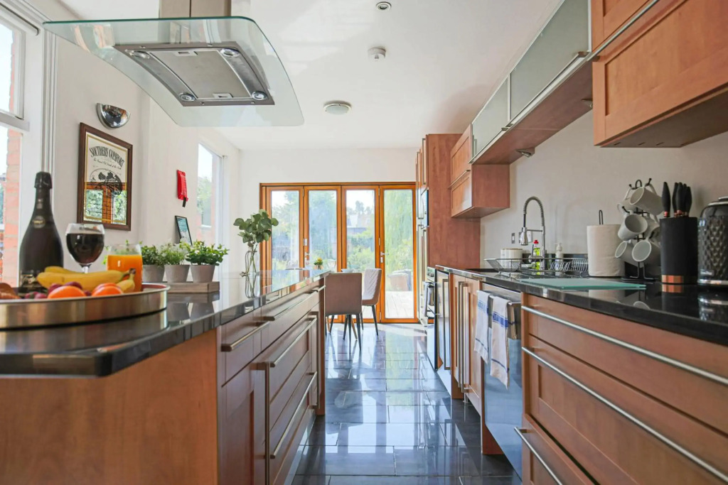 Central House with Pool Table, Smart TV and Free Parking by Yoko Property