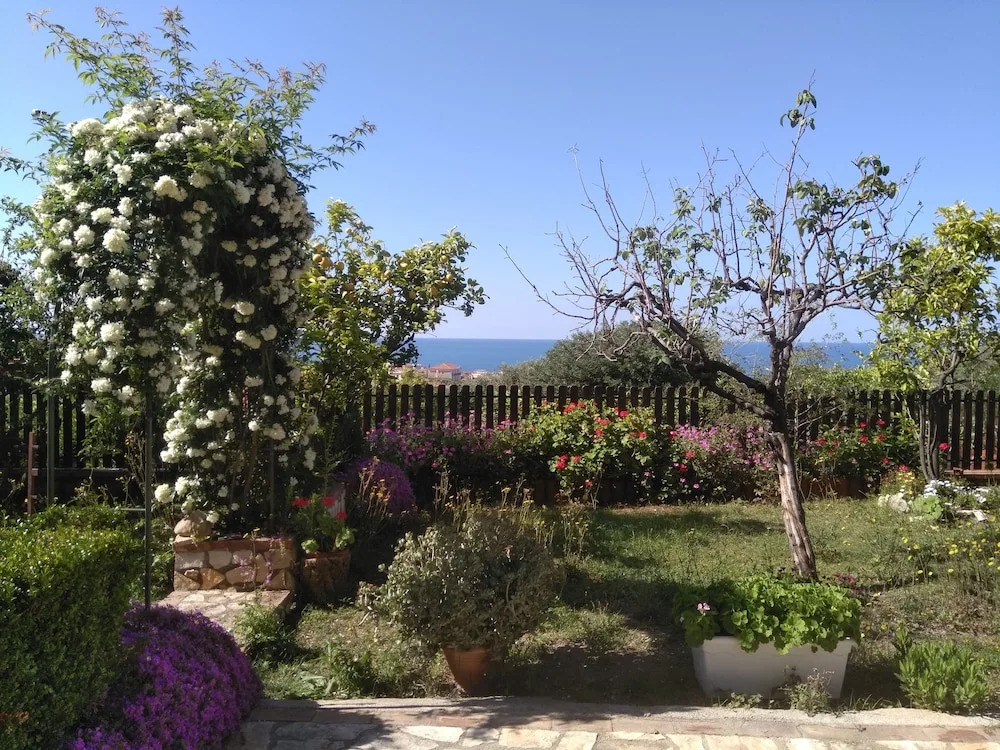 Pretty Holiday Apartment in a Residence Just 900m From the Sandy Beach