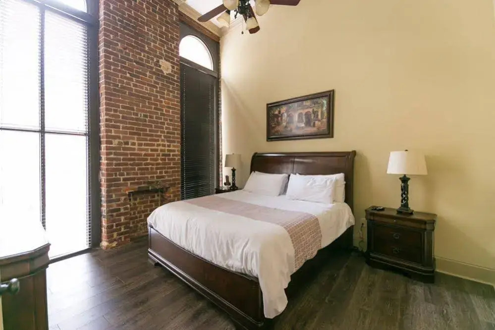 Hosteeva Baronne Street Suites