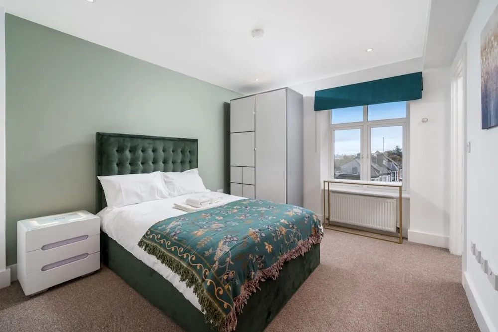 Stunning 3BD Flat, Parking, Sleeps Six, Near Park
