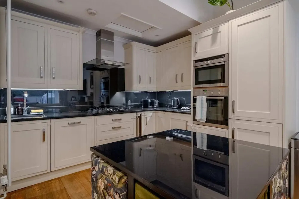 Gorgeous 2BD Flat With Patio - South Kensington!