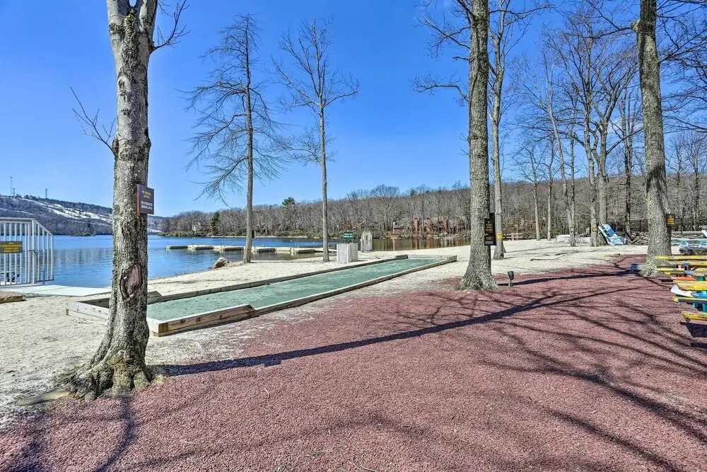 < Half-mi to Skiing: Lake Harmony Home w/ Hot Tub
