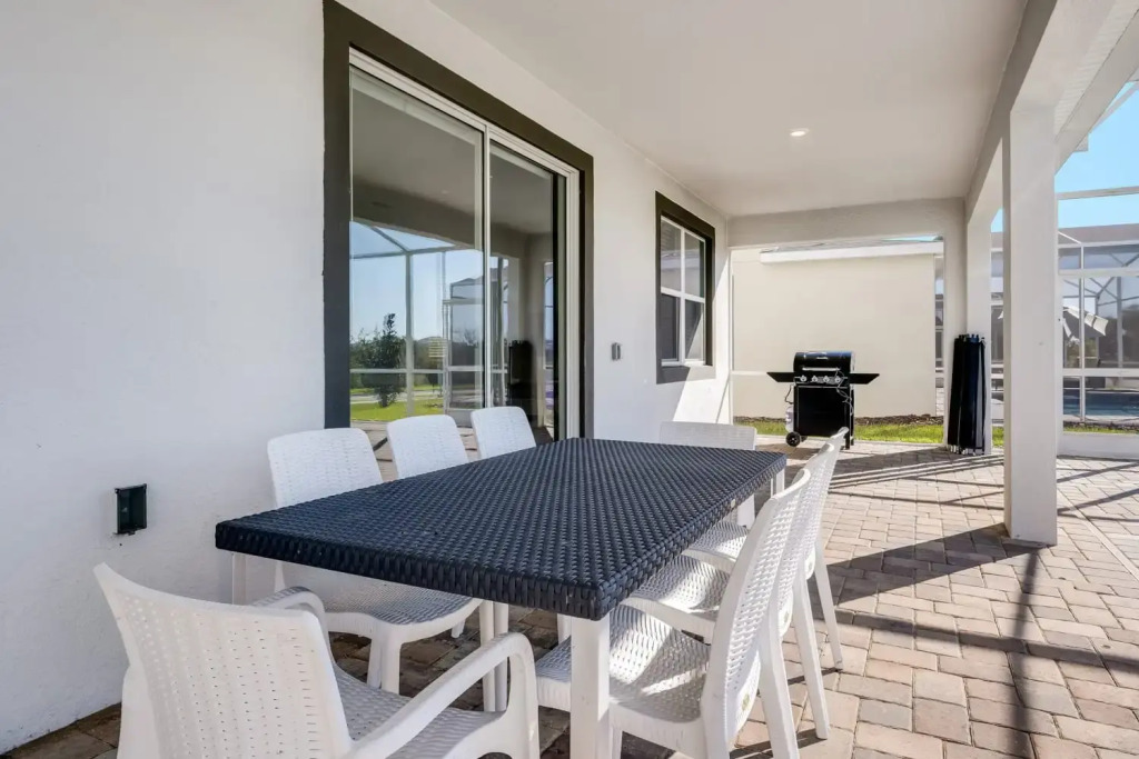 Wonderful home with private pool game and movie rooms near Disney