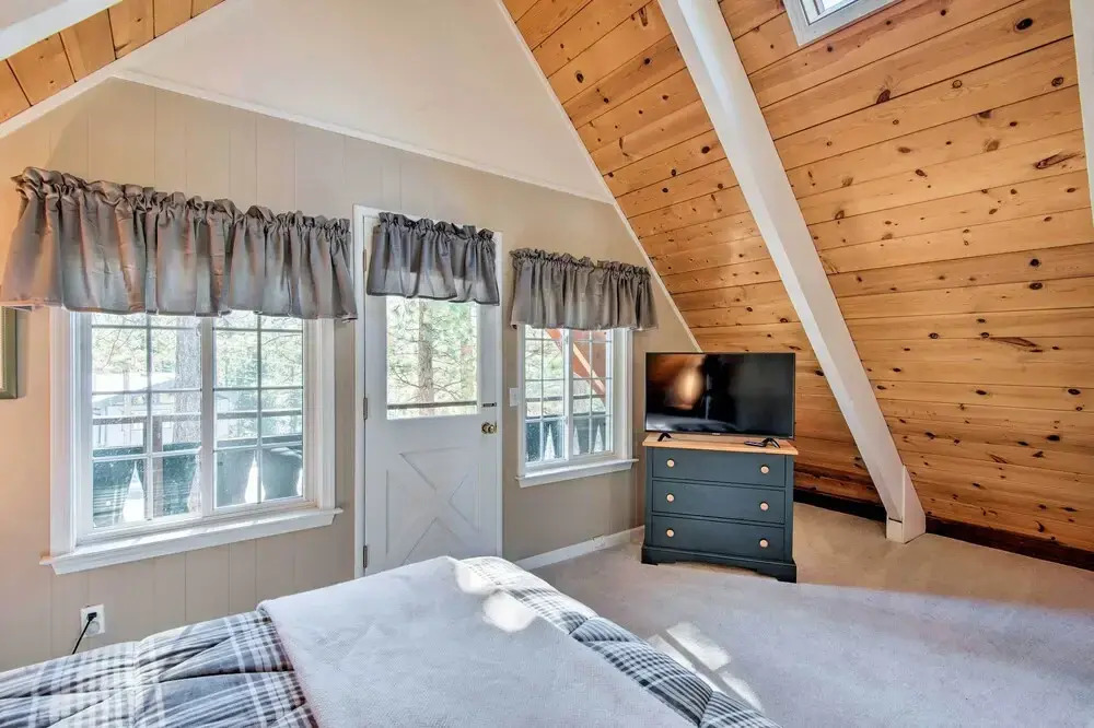 South Lake Tahoe Home w/ Deck & Mountain View!