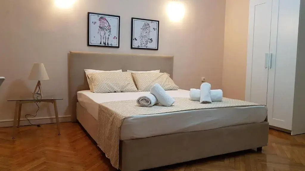 Olive Apartment- Athens Center, 4 BD, 1.5 BATH