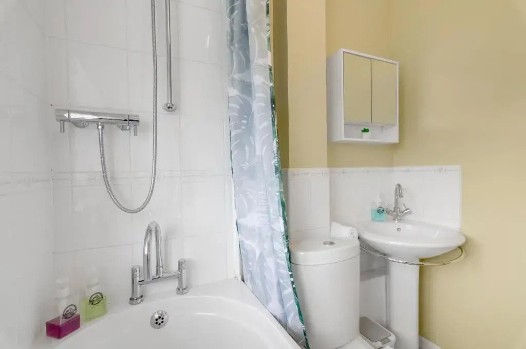Nursery Rest is perfect for a Quiet Family Holiday with Garden, Netflix & Self Check-In, Fully Equiped Kitchen and Free Parking by Ginger and Gold