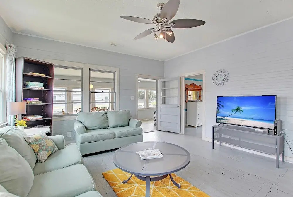 New Listing! Boogie Down & Surfs Up: 2-unit 4 Bedroom Duplex
