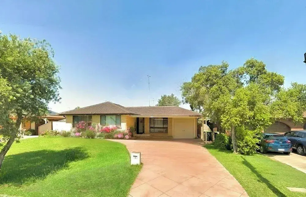 Cheerful 4 Bedroom with free Parking