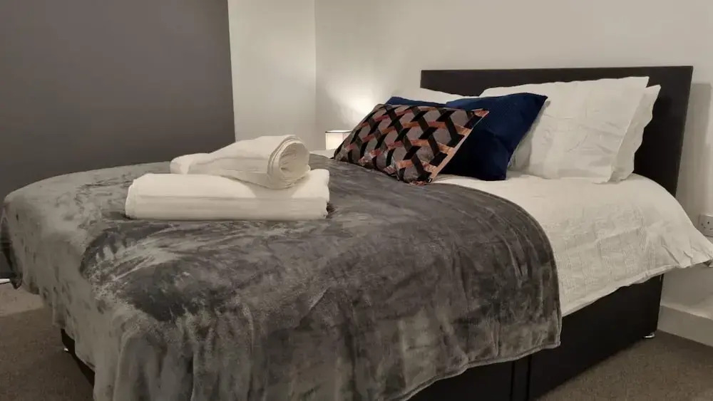 Balcony View Apartment- Sleeps 5 & Private Parking