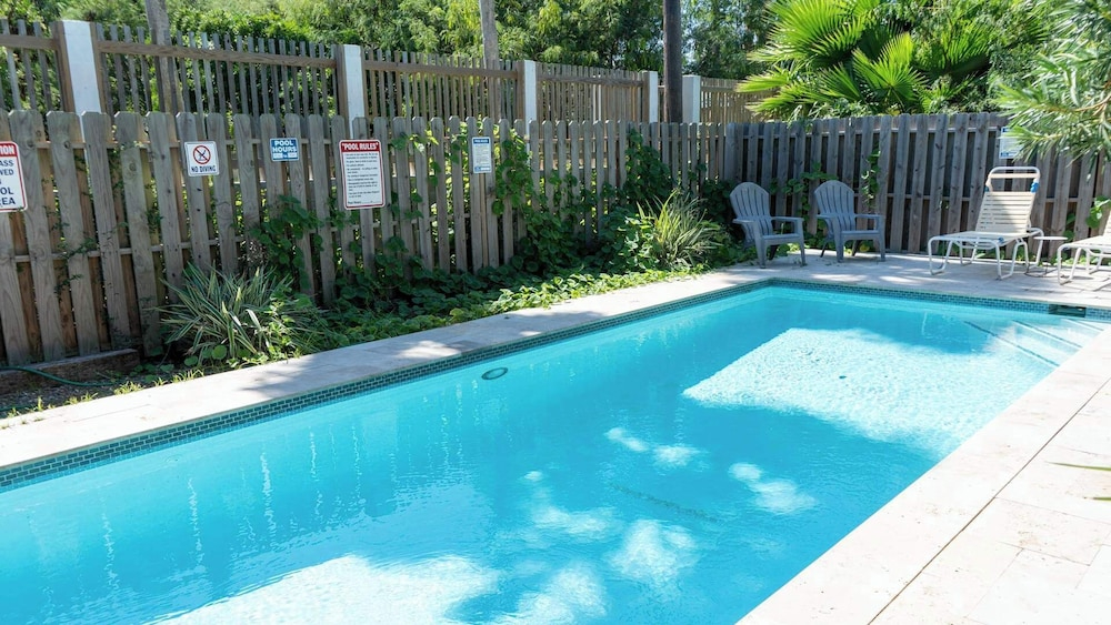 Unique 2 in 1 - Bayviews - Pool