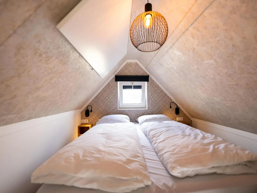 Nice tiny house with dishwasher, in a holiday park, 900 m. from the sea