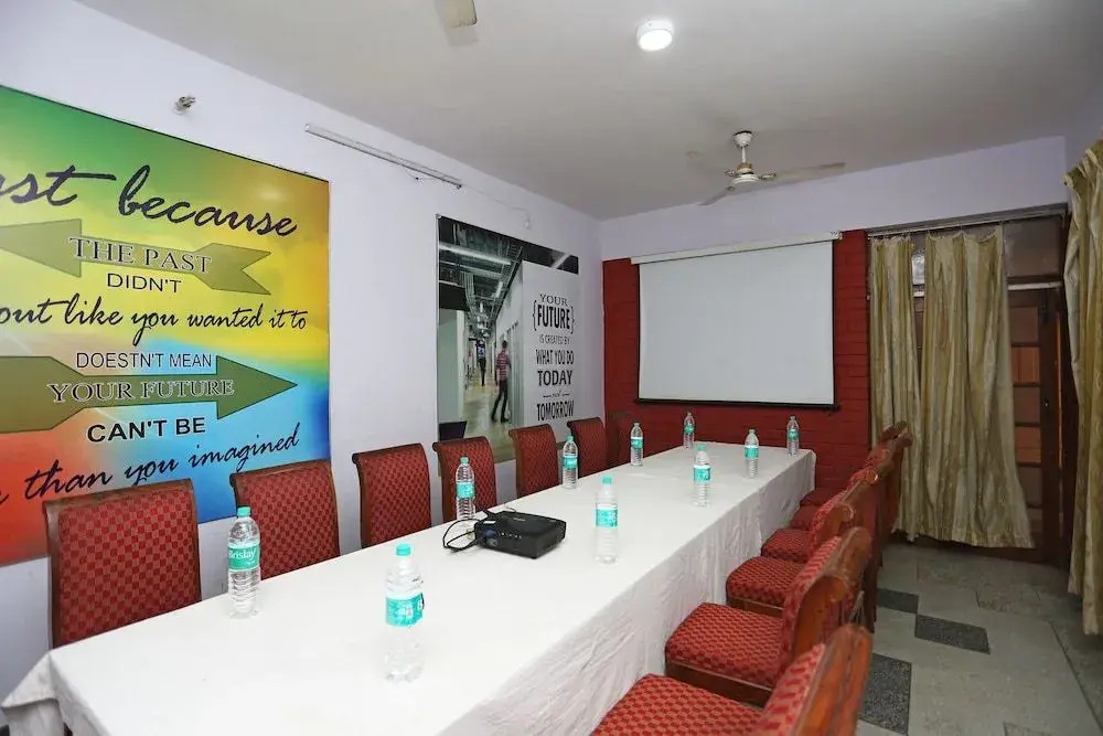 OYO 10674 Hotel Royal Inn