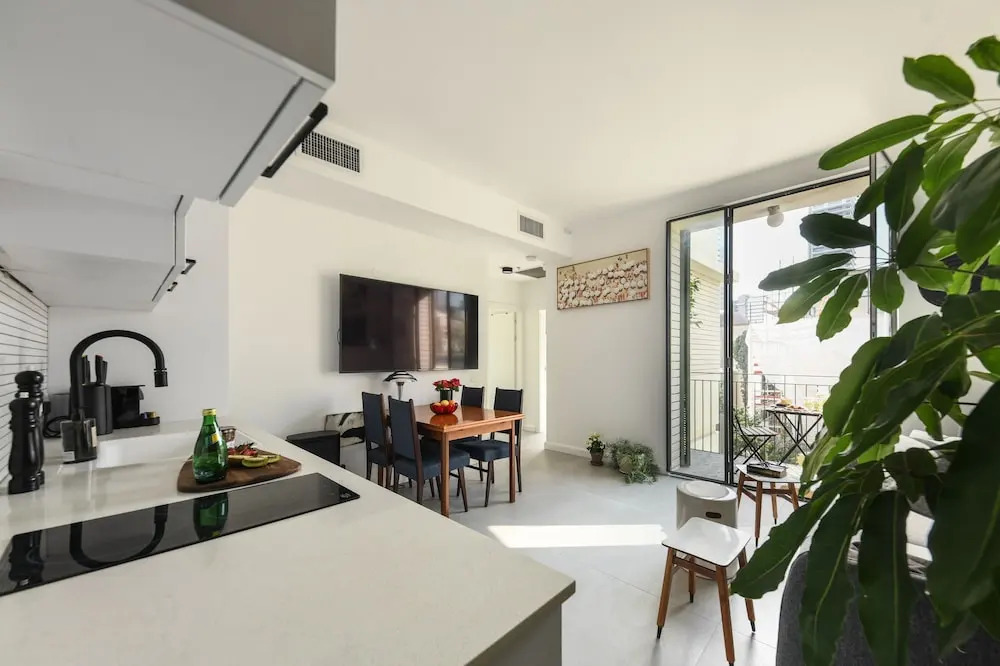 Artistic 2BD Apt w Balcony on Montefiore