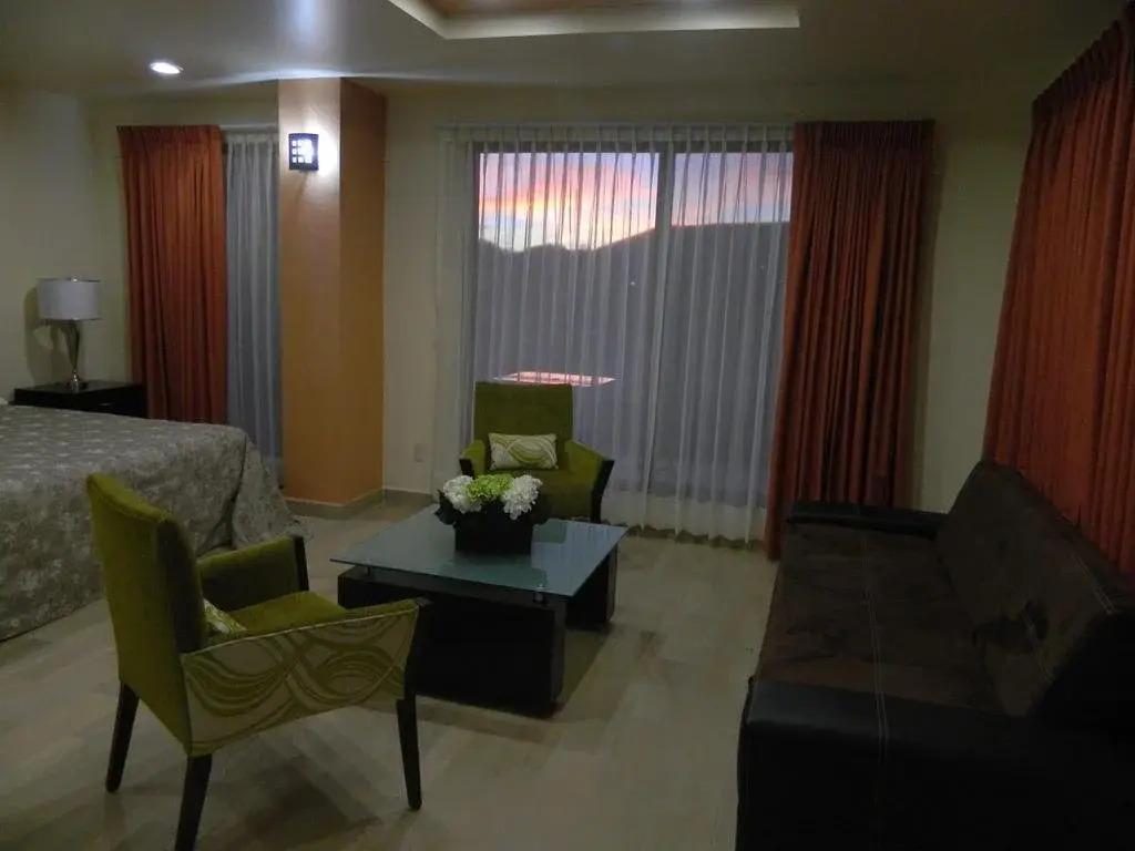 Hotel Plaza Bernal