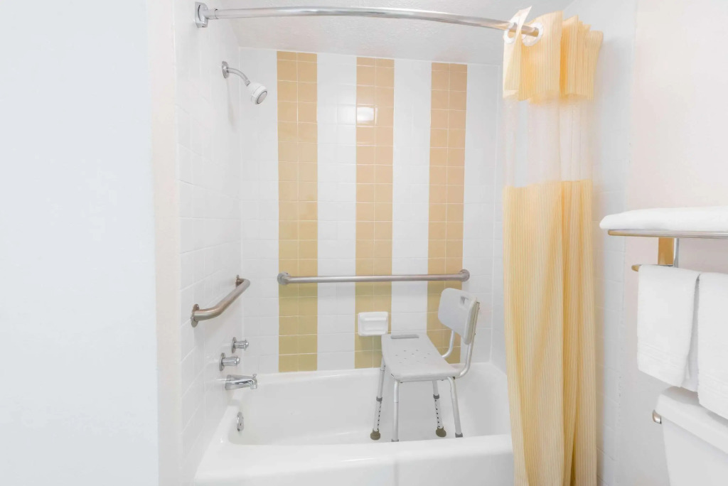 Days Inn by Wyndham Amherst OH - Near Cleveland Cedar Point & Lake Erie