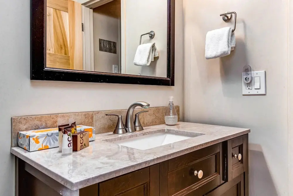 2BR Condo in Perfect Location by RedAwning