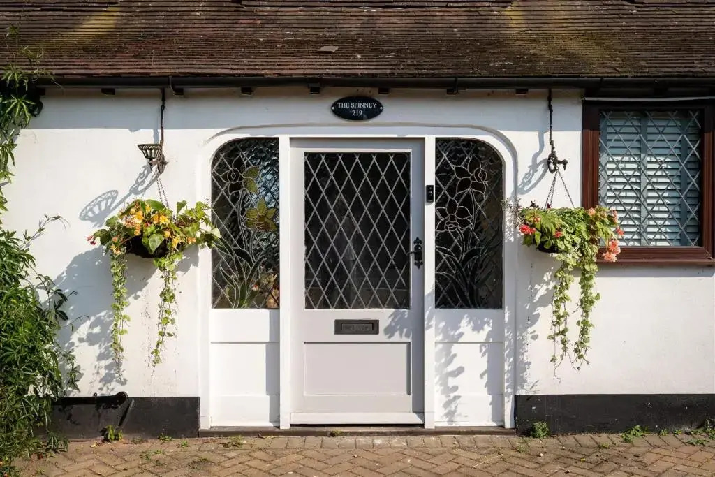 The Spinney - Spectacular views over the bay and close to beach with parking