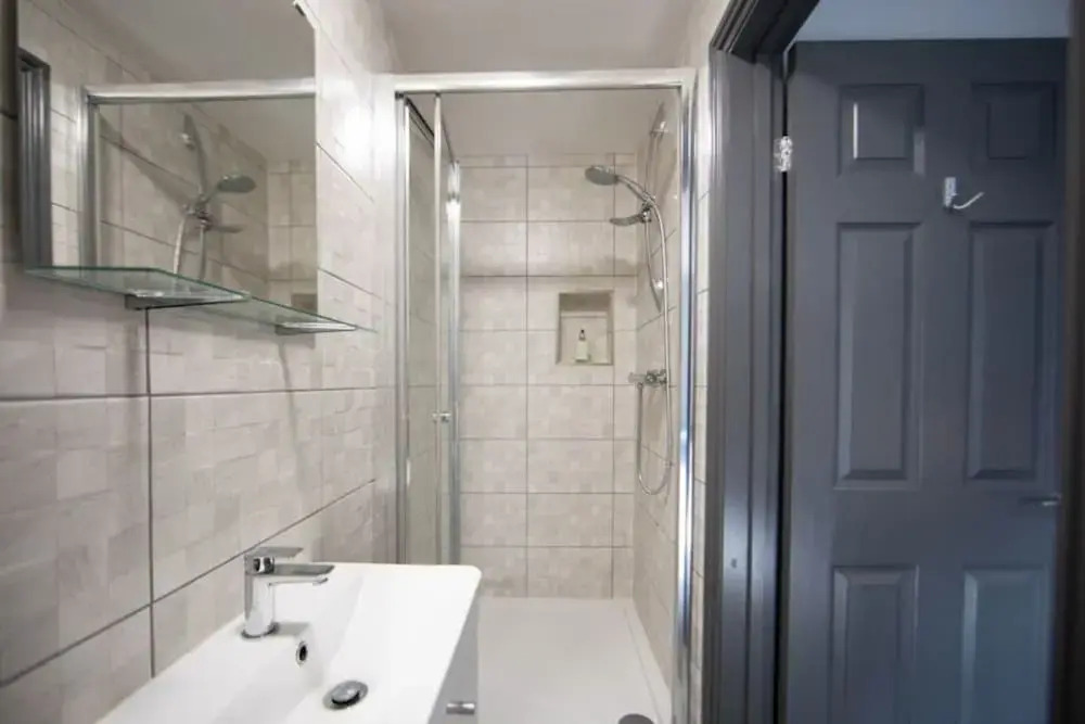 Immaculate 5-bed House in the City Centre Ashford