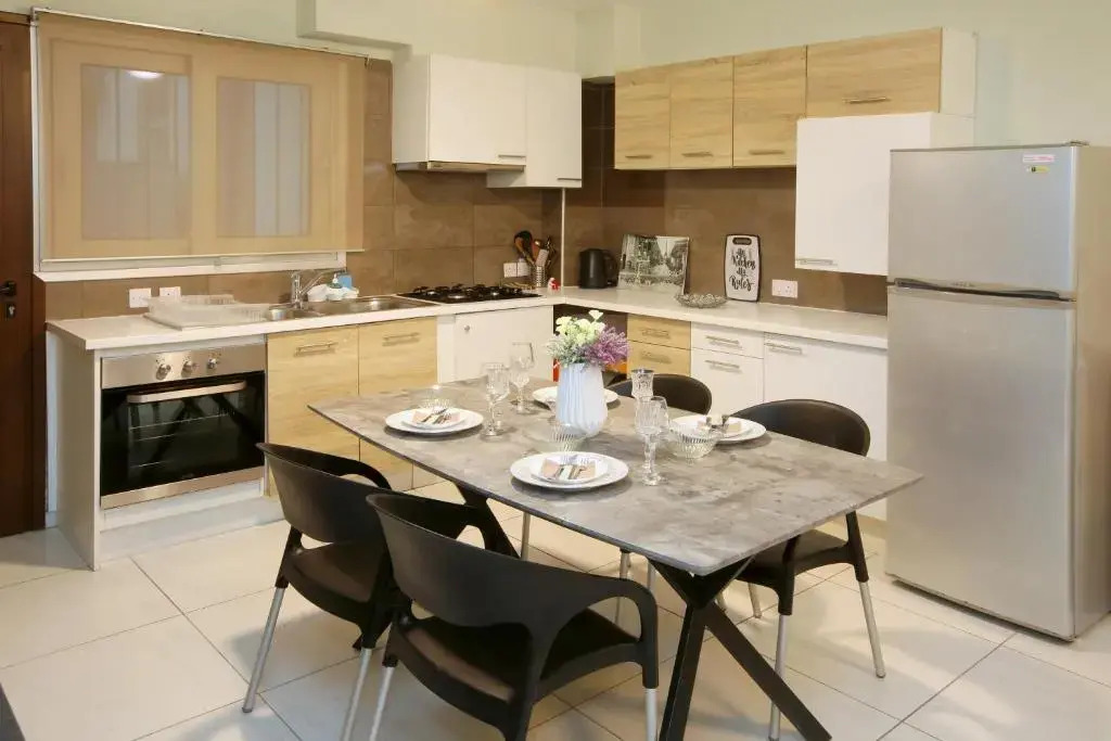 930m to Beach-2 Bedroom+Veranda-Perfect Located