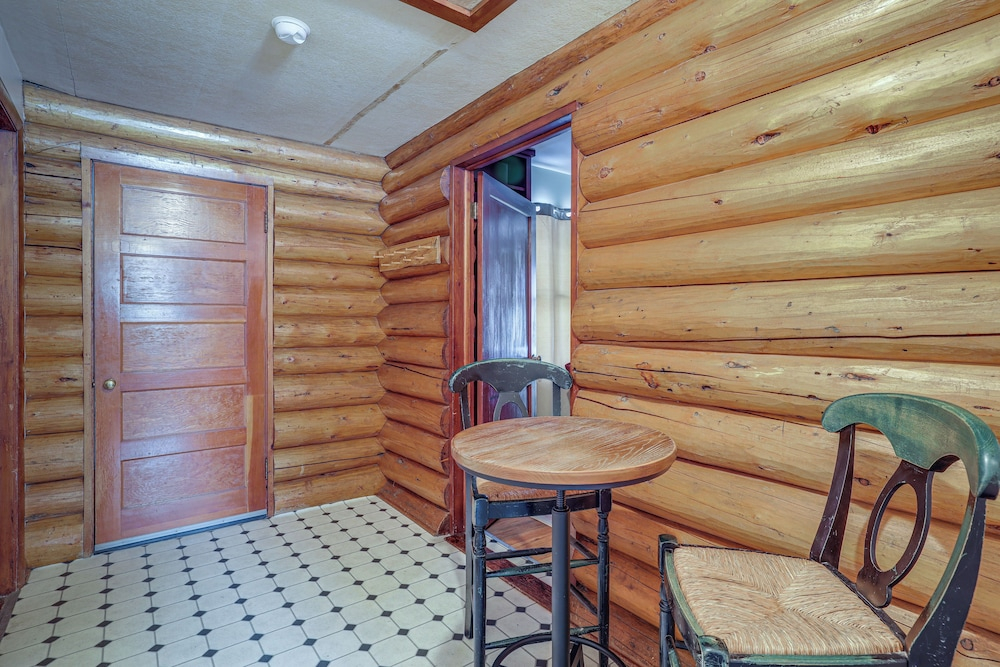 Quarter-acre Lander Cabin 7 Mi to Sinks Canyon