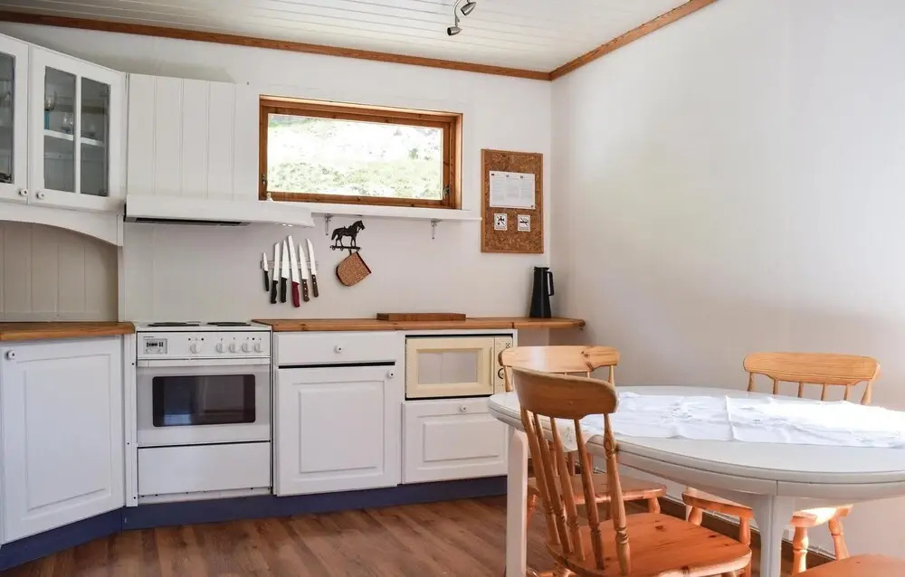 4 Bedroom Beautiful Home In Steinstø
