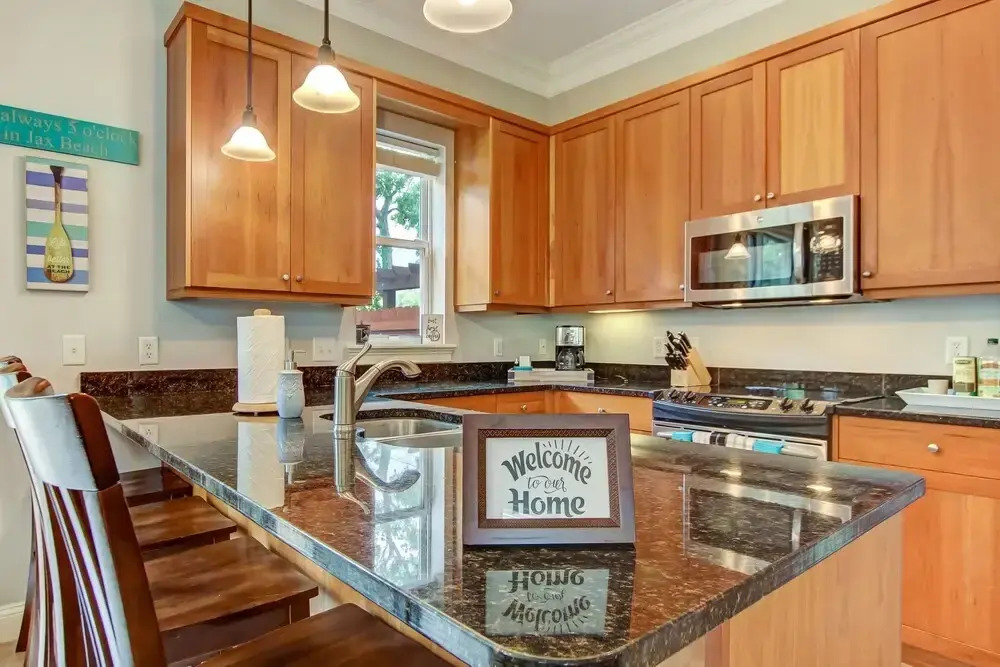 Spacious Townhome, 10 min to the Beach, Dogs OK!