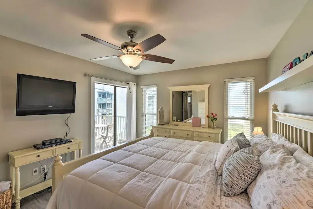 Airy Oceanfront Condo: Beach Views & Pool Access!