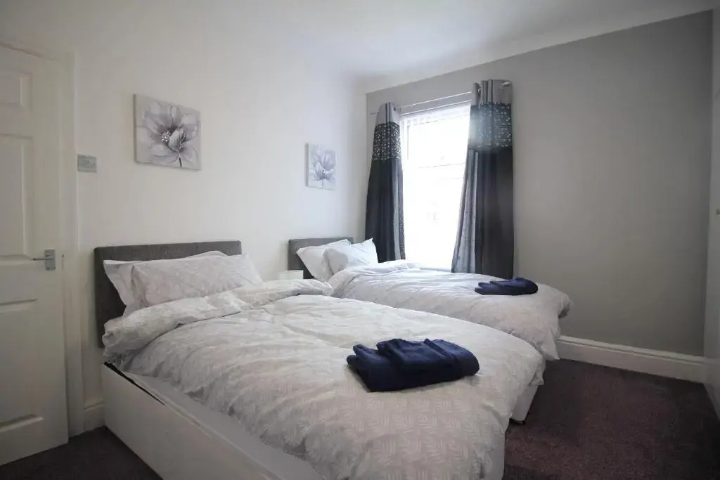 Henthorne Choice - Large Property - Close to Town Centre