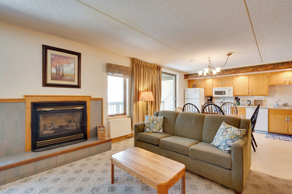 Close to Smuggs Lifts! Cozy Mountain-view Condo