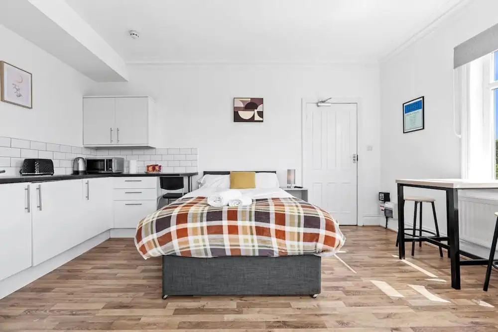 Stylish Studio Room in Leeds Private Ensuite Street Parking
